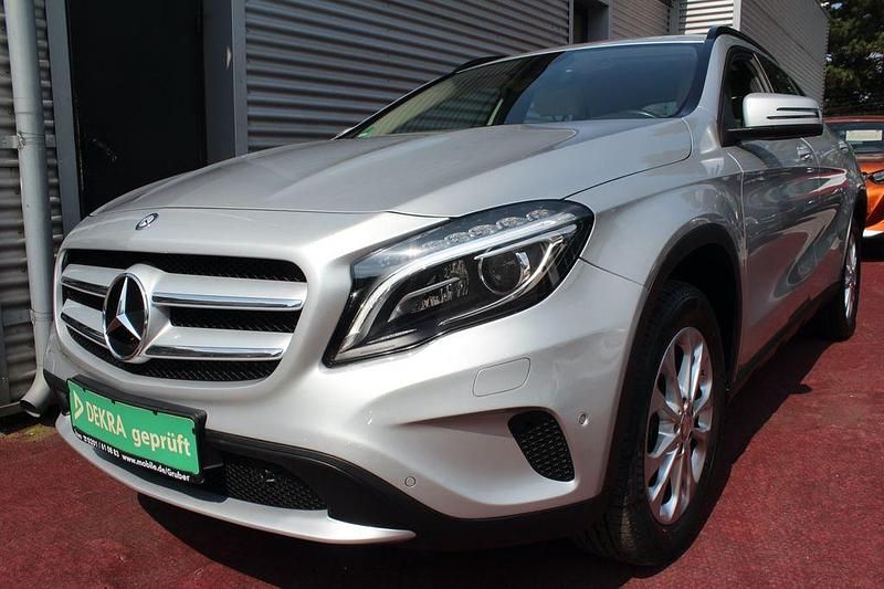 Silber Gebraucht 2015 Mercedes GLA200 Style SUV | 16.982 € (Fairer Preis) - Bild 1/4