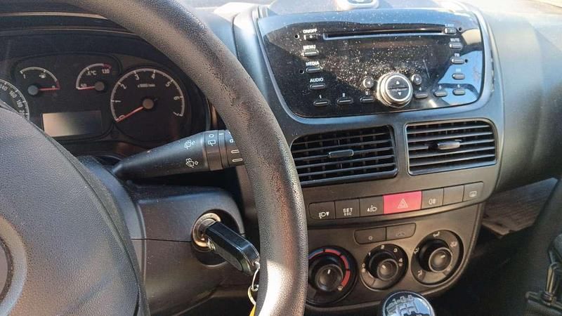 Gebraucht Opel Combo 90 PS (66 kW) 2014 Silber Van / Kleinbus