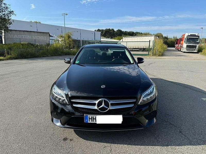 Schwarz Gebraucht 2018 Mercedes C180 Avantgarde Limousine | 25.800 € (Etwas zu teuer) - Bild 1/3
