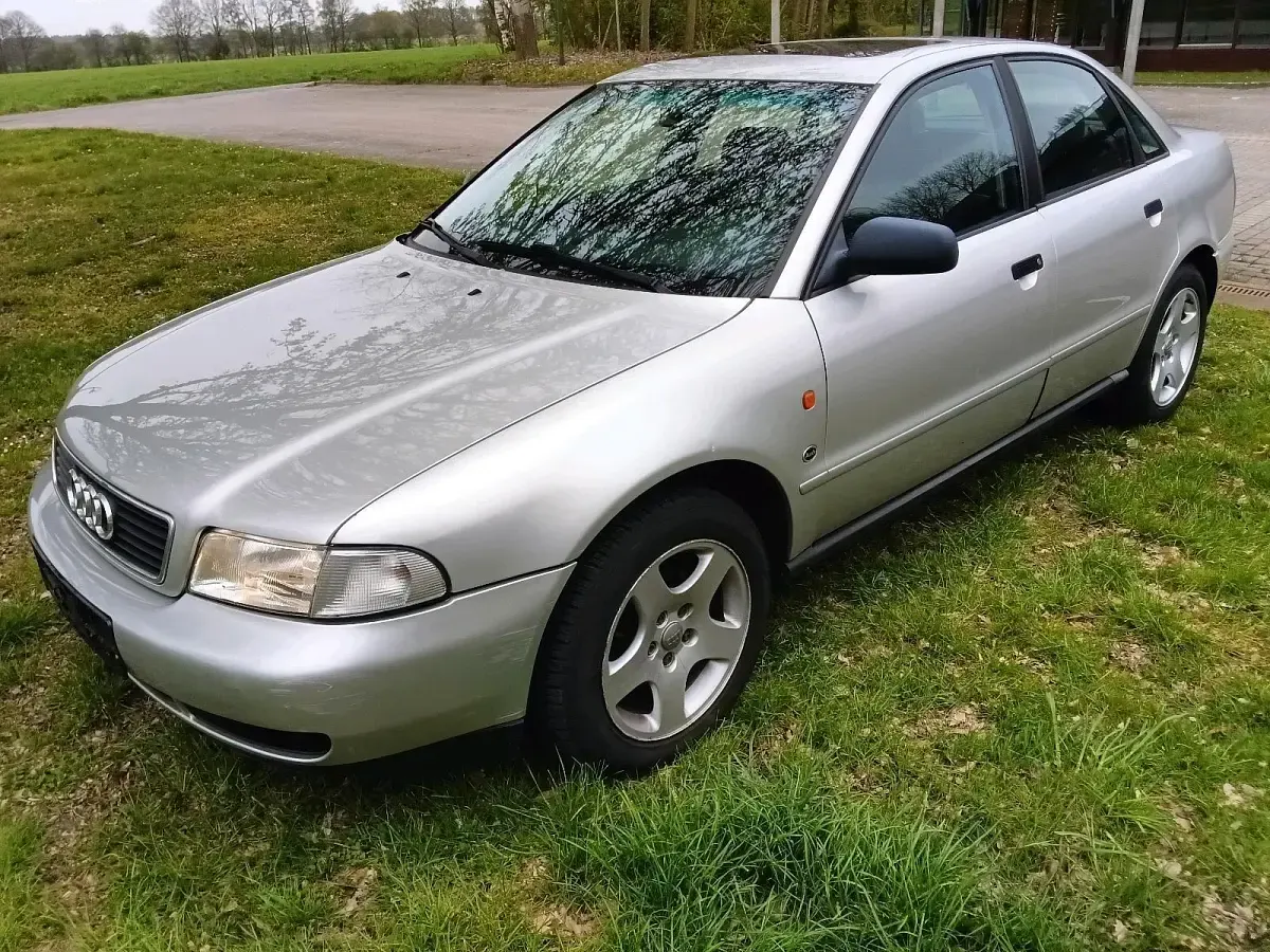 Second-hand Audi A4 125 CP (91 kW) 1997 Argintiu Berlinǎ