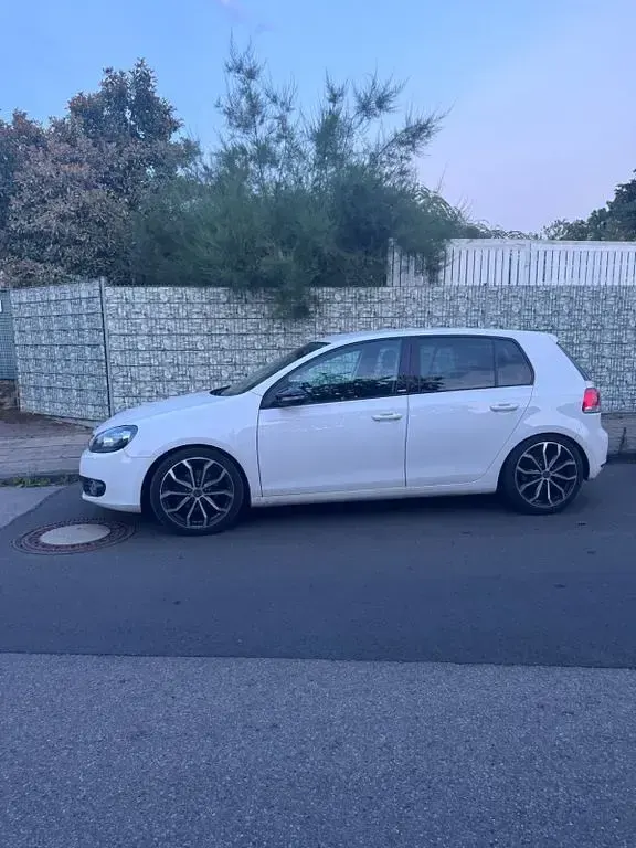 Gebraucht VW Golf VI 122 PS (89 kW) 2011 Weiß Kleinwagen