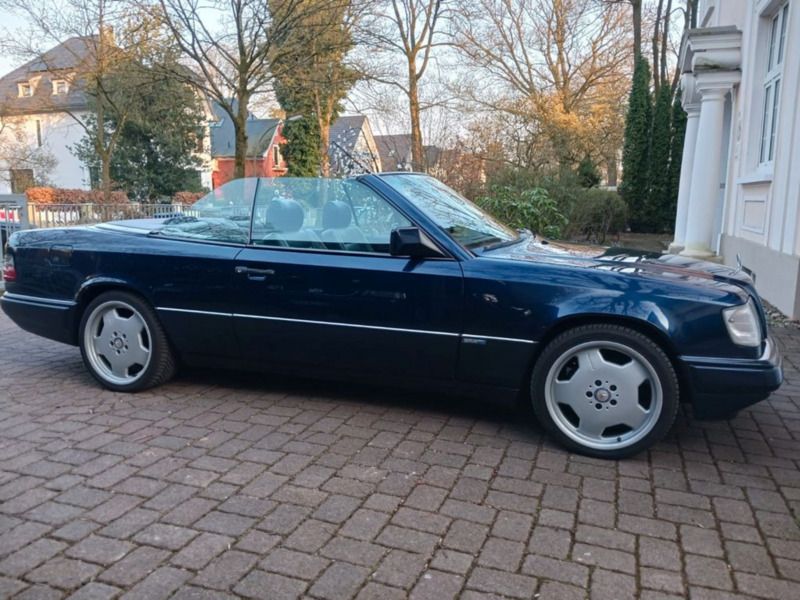 Blau Gebraucht 1995 Mercedes 220 Cabrio | 17.500 € - Bild 1/4
