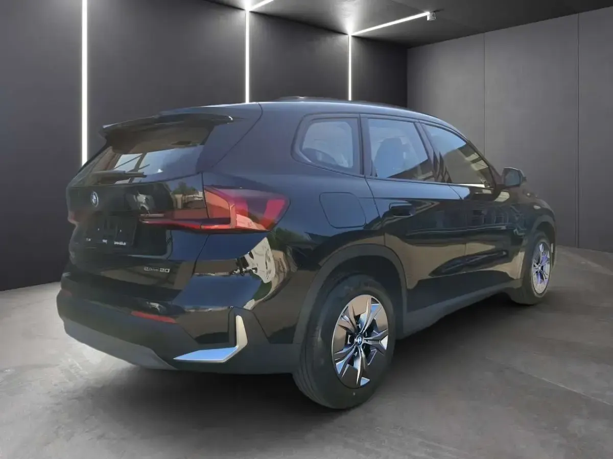Neu BMW iX1 150 kW (204 PS) 2026 Schwarz uni SUV