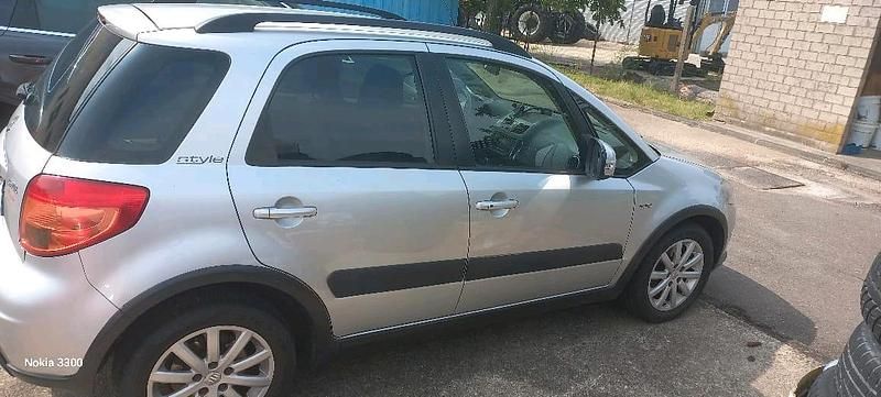 Grau Gebraucht 2011 Suzuki SX4 Limousine | 3.900 € (Teuer) - Bild 1/4