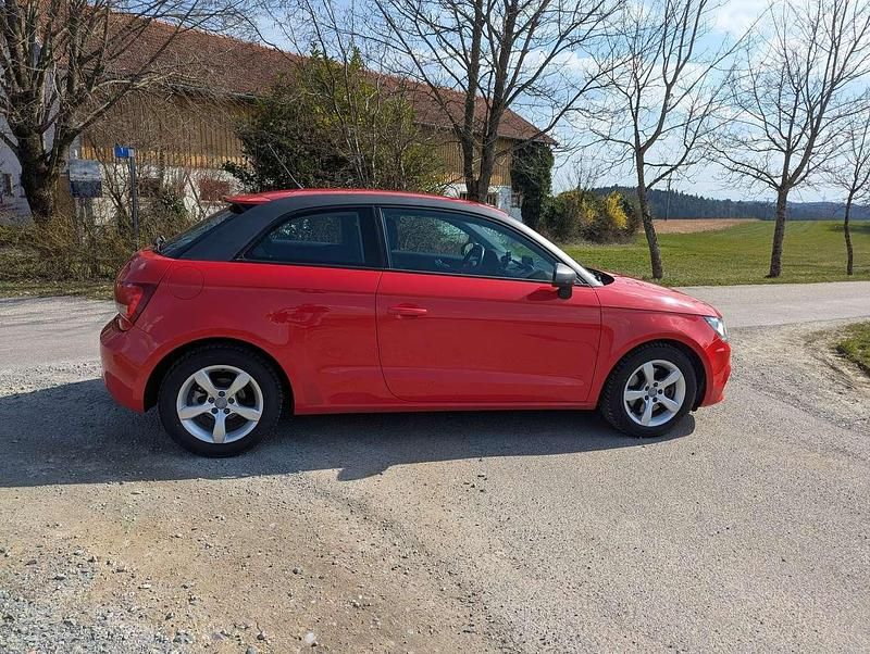 Gebraucht Audi A1 Ambition 122 PS (89 kW) 2011 Rot Kleinwagen