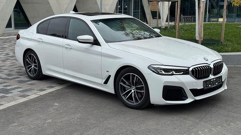 Weiß Gebraucht 2021 BMW 520 M Sport Limousine | 31.900 € (Guter Preis) - Bild 1/4