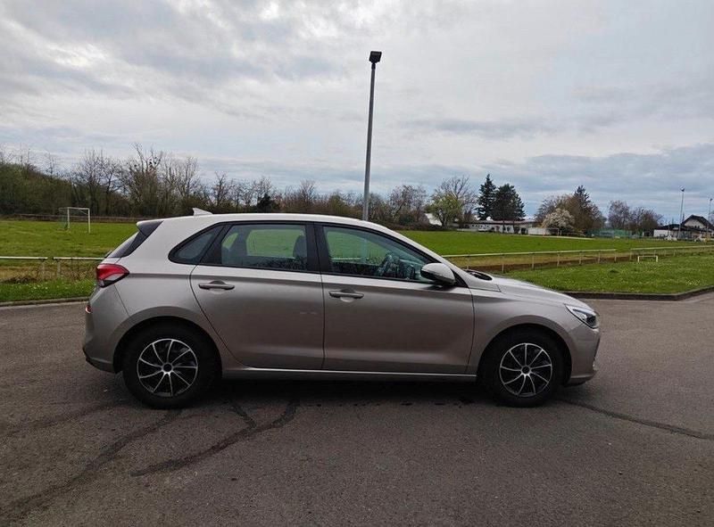 Gebraucht Hyundai i30 99 PS (72 kW) 2018 Beige Kleinwagen