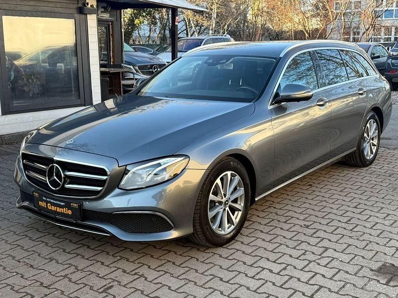 Grau Gebraucht 2020 Mercedes E200 Kombi | 24.390 € (Fairer Preis) - Bild 1/4