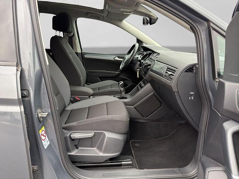 Gebraucht VW Touran Active 122 PS (89 kW) 2022 Grau Van / Kleinbus