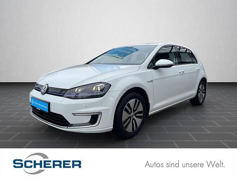 Pure white Gebraucht 2016 VW Golf Comfortline Limousine | 11.990 € - Bild 1/4