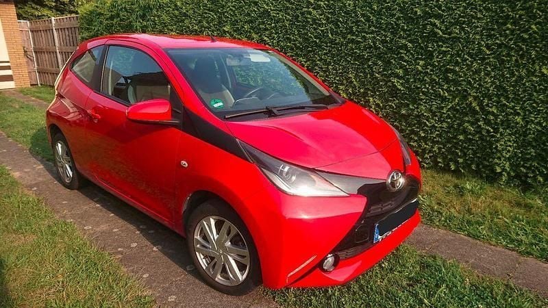 Rot Gebraucht 2015 Toyota Aygo Kleinwagen | 6.800 € (Fairer Preis) - Bild 1/4