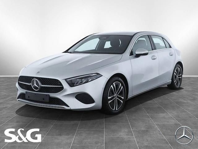Iridiumsilber metallic Gebraucht 2023 Mercedes A180 Progressive Limousine | 29.477 € (Fairer Preis) - Bild 1/4