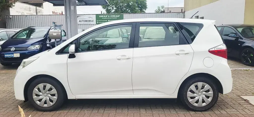 Gebraucht Toyota Verso-S Life 99 PS (72 kW) 2013 Weiß Van / Kleinbus