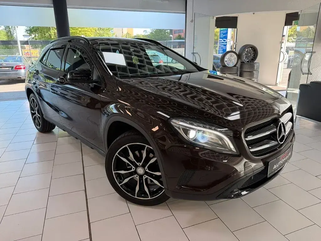Gebraucht Mercedes GLA250 Night 211 PS (155 kW) 2016 Braun SUV