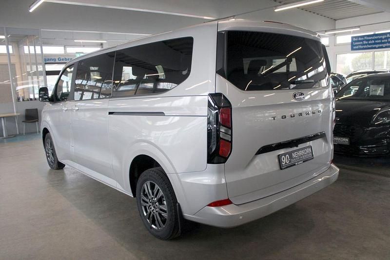 Gebraucht Ford Tourneo Titanium 136 PS (100 kW) 2025 Silber Van / Kleinbus