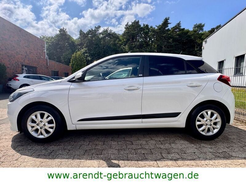 Gebraucht Hyundai i20 Passion 84 PS (61 kW) 2017 Weiß Limousine