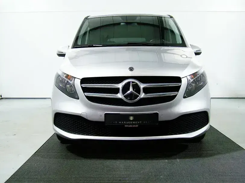Gebraucht Mercedes V220 163 PS (119 kW) 2019 Silber Van / Kleinbus