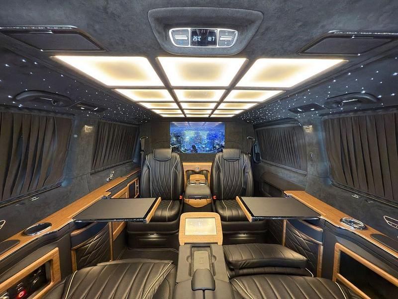 Schwarz Gebraucht 2023 Mercedes V300 Van / Kleinbus | 178.900 € - Bild 1/4