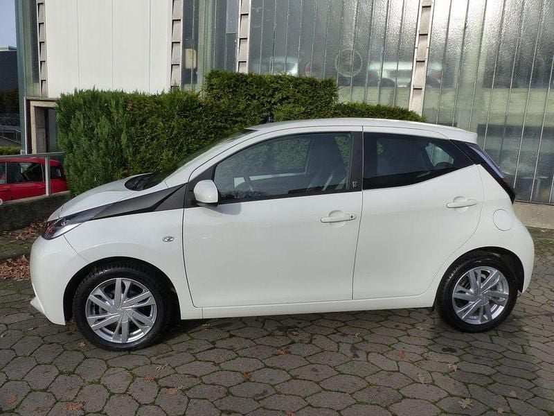 Weiß Gebraucht 2018 Toyota Aygo X-play Kleinwagen | 10.998 € (Fairer Preis) - Bild 1/4