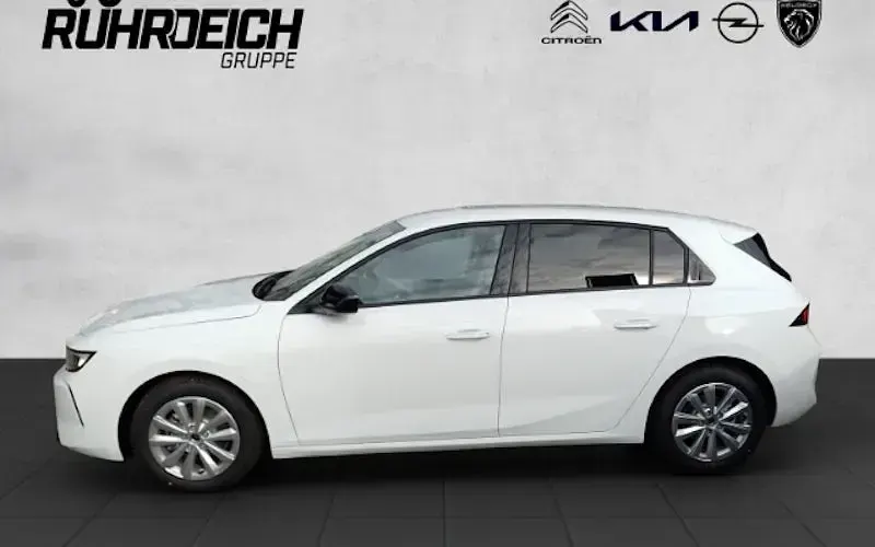Usado Opel Astra Enjoy 110 HP (80 kW) 2024 Branco Sedan