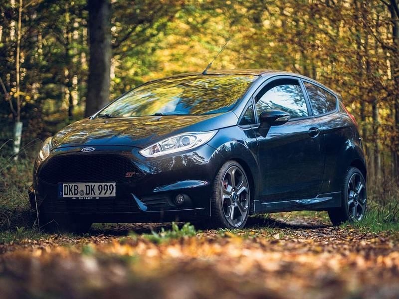 Schwarz Gebraucht 2015 Ford Fiesta ST Kleinwagen | 9.900 € (Fairer Preis) - Bild 1/4