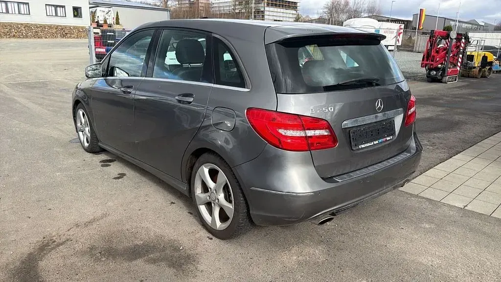 Gebraucht Mercedes B250 211 PS (155 kW) 2013 Grau Kleinwagen
