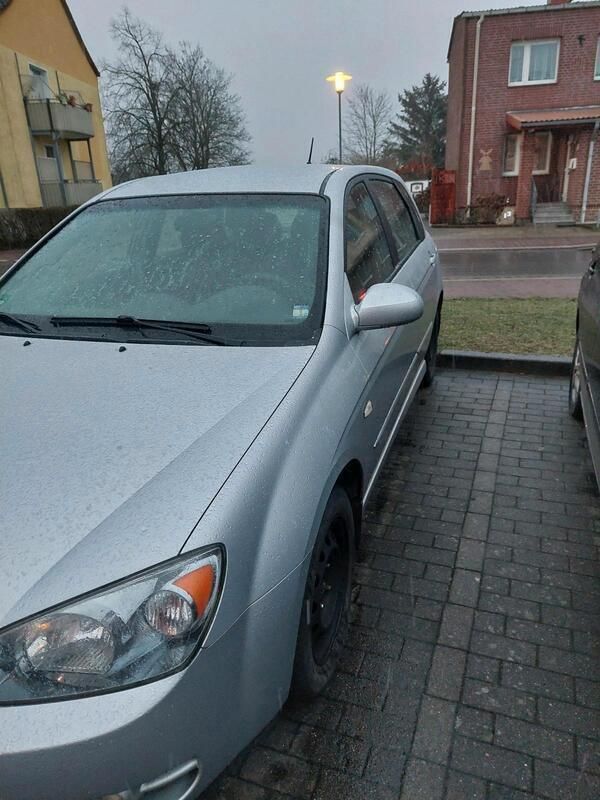Silber Gebraucht 2004 Kia Cerato Kleinwagen | 1.900 € (Fairer Preis) - Bild 1/4