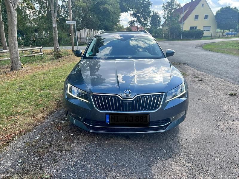 Grau Gebraucht 2017 Skoda Superb Kombi | 25.000 € - Bild 1/4