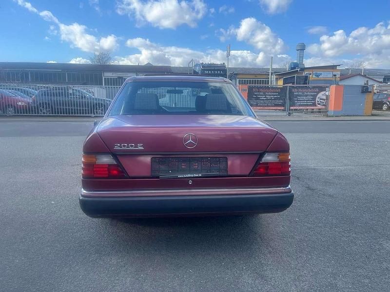 Gebraucht Mercedes E200 118 PS (86 kW) 1991 Rot Limousine