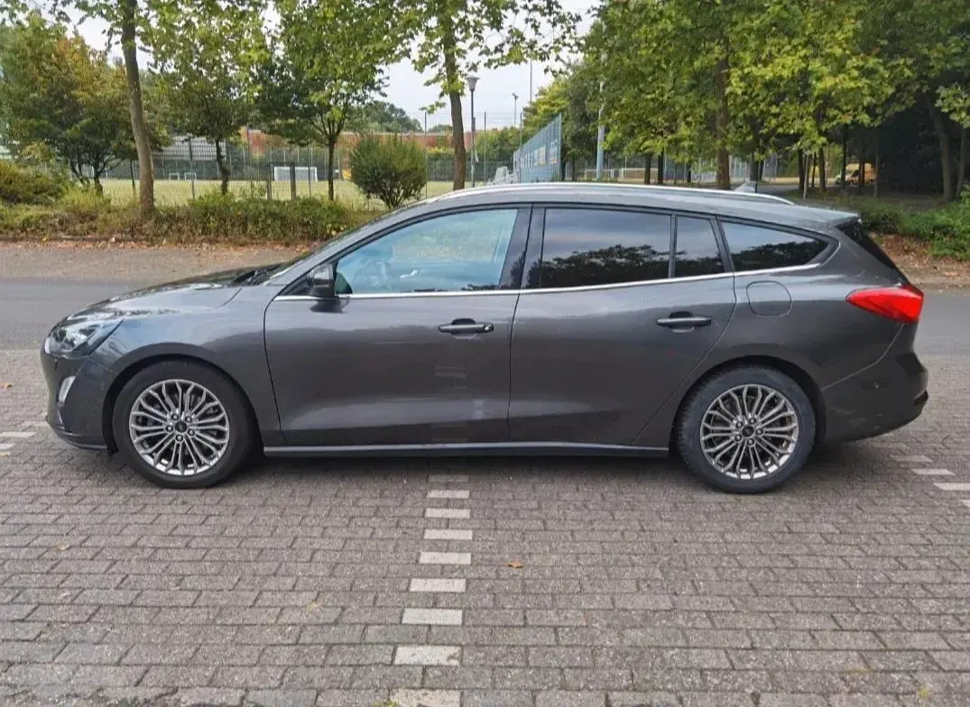 Gebraucht Ford Focus Titanium 125 PS (91 kW) 2018 Grau Kombi