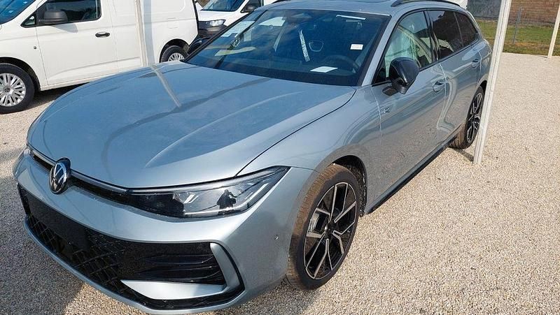 Neu VW Passat R-line 150 PS (110 kW) 2026 Oyster silver metallic Kombi