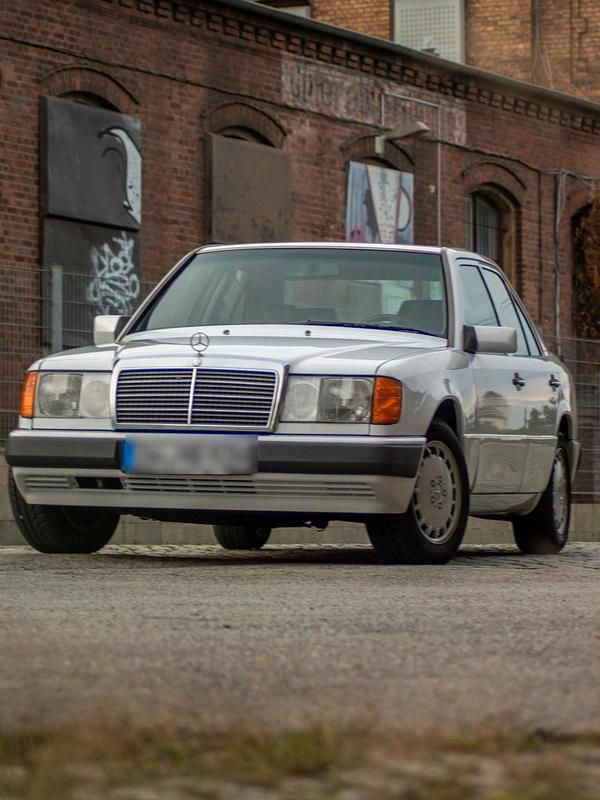 Weiß Gebraucht 1992 Mercedes E250 Limousine | 7.400 € - Bild 1/4