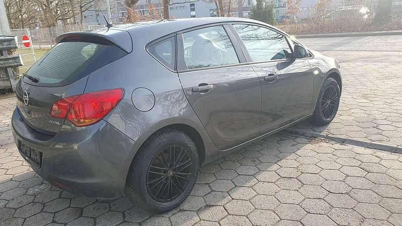 Gebraucht Opel Astra Edition 101 PS (74 kW) 2010 Karbongrau Kleinwagen