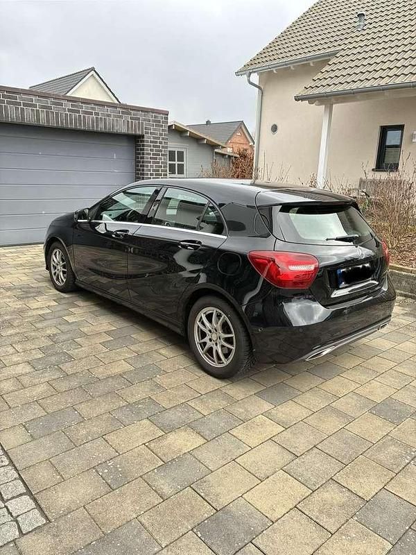 Gebraucht Mercedes A180 Urban 122 PS (89 kW) 2015 Schwarz Limousine