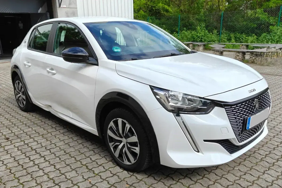 Gebraucht Peugeot 208 Active 100 kW (136 PS) 2022 Weiß Kleinwagen