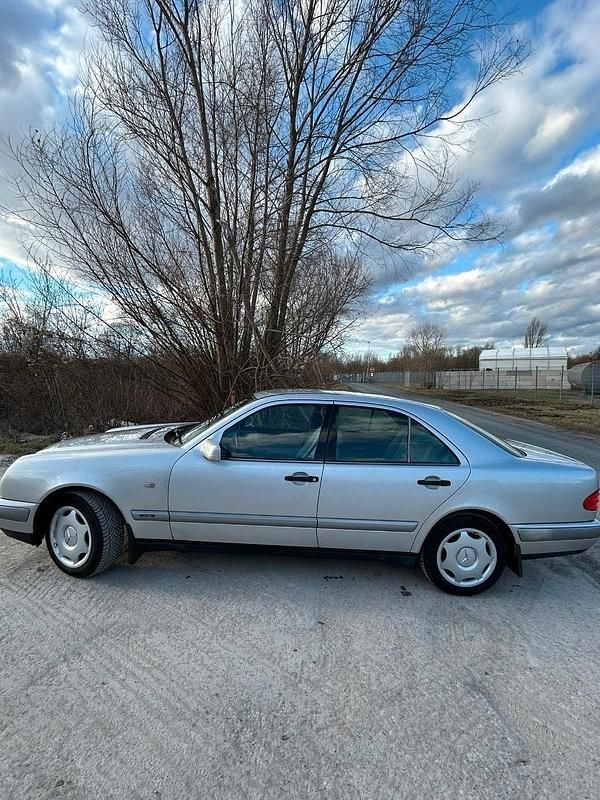 Gebraucht Mercedes E230 150 PS (110 kW) 1996 Grau Limousine