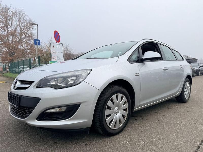 Gebraucht Opel Astra Edition 110 PS (80 kW) 2013 Argonsilber/sovereign/switchbl Kombi