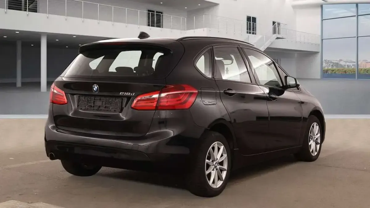 Gebraucht BMW 218 150 PS (110 kW) 2018 Saphirschwarz Van / Kleinbus