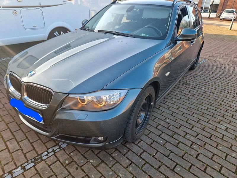 Grün Gebraucht 2009 BMW 320 Kombi | 2.790 € (Superpreis) - Bild 1/4