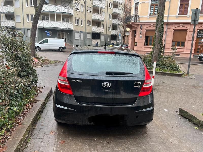 Gebraucht Hyundai i30 109 PS (80 kW) 2010 Schwarz Limousine