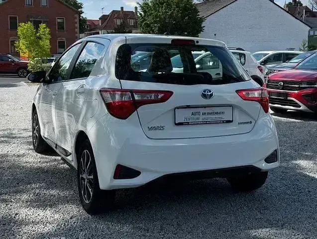 Gebraucht Toyota Yaris Hybrid Team 101 PS (74 kW) 2018 Weiß Limousine