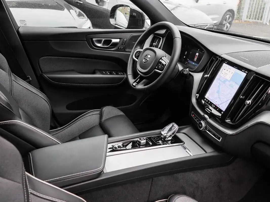 Gebraucht Volvo XC60 Plus 250 PS (183 kW) 2025 Schwarz SUV