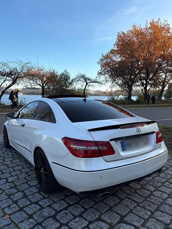Weiß Gebraucht 2011 Mercedes E350 Coupé | 9.800 € (Guter Preis) - Bild 1/4