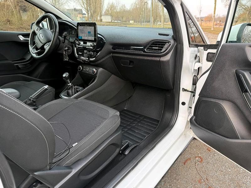Gebraucht Ford Fiesta 101 PS (74 kW) 2018 Weiß Kleinwagen