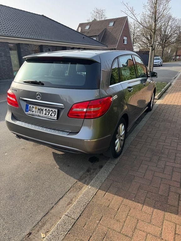 Gebraucht Mercedes B180 122 PS (89 kW) 2012 Grau Van / Kleinbus