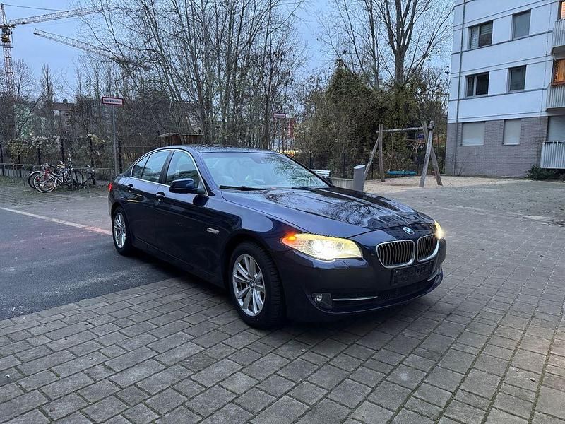 Gebraucht BMW 525 Sport Line 204 PS (150 kW) 2011 Blau Limousine