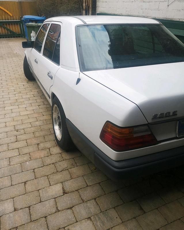 Gebraucht Mercedes E230 132 PS (97 kW) 1986 Andere farben Limousine