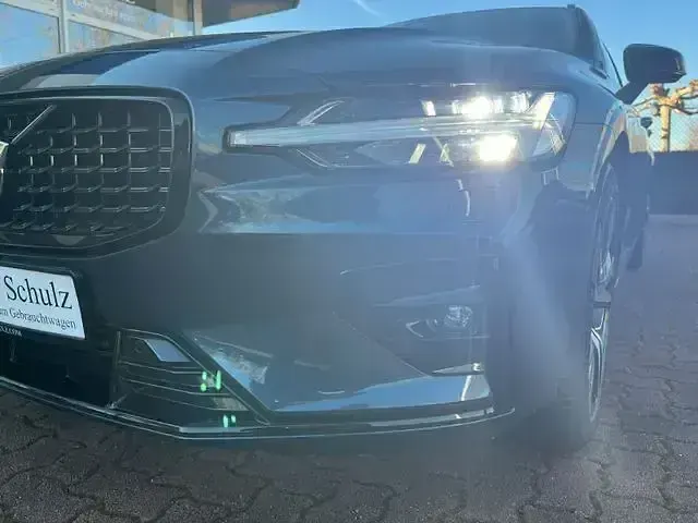 Gebraucht Volvo V60 Plus 197 PS (144 kW) 2025 Blau Kombi