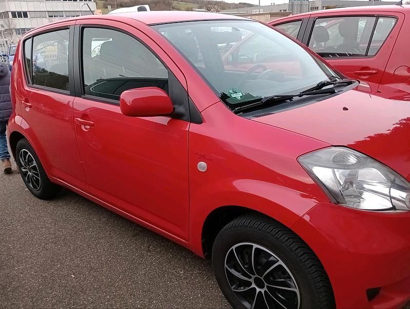 Rot Gebraucht 2010 Daihatsu Sirion Kleinwagen | 2.850 € (Fairer Preis) - Bild 1/2