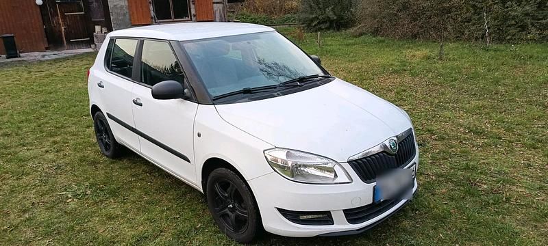 Weiß Gebraucht 2011 Skoda Fabia Limousine | 3.500 € (Fairer Preis) - Bild 1/4